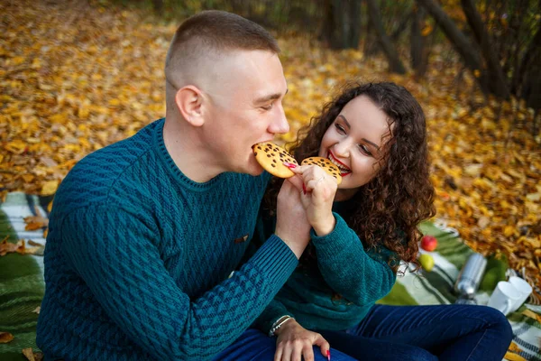 Mec Une Fille Dans Forêt Automne Avec Des Cookies — Photo