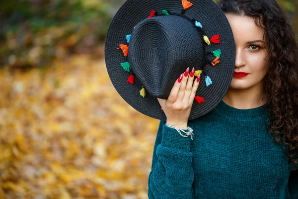 Flicka Höstskogen Med Hatt Händerna — Stockfoto