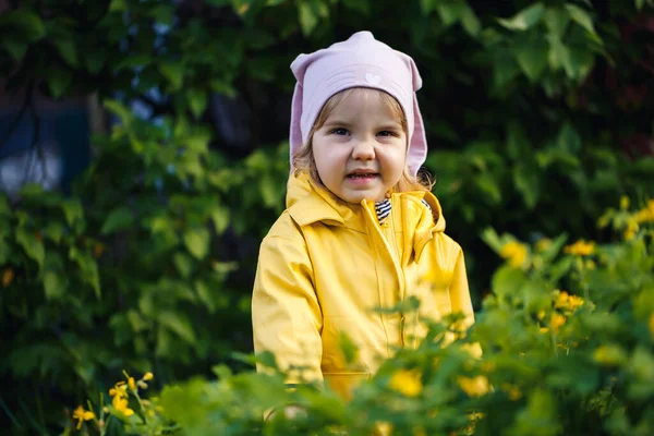 Menina Bonita Uma Jaqueta Amarela Reúne Flores Prado Uma Criança — Fotografia de Stock