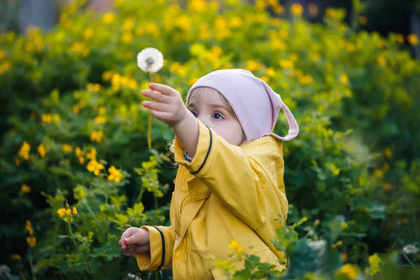 Photo Happy Child Girl Wearing Yellow Jacket White Hat Playing — Stock Photo, Image