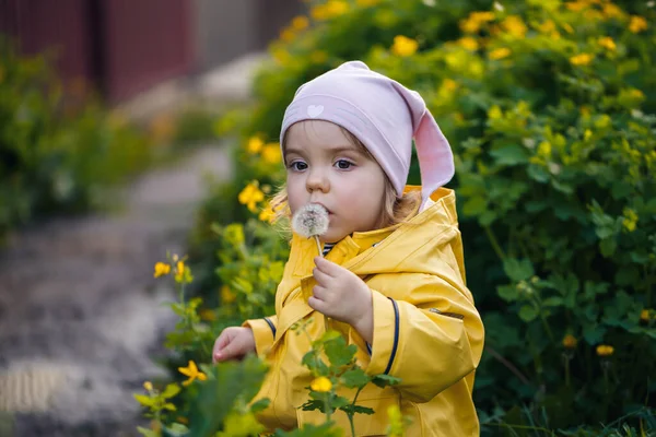 Photo Happy Child Girl Wearing Yellow Jacket White Hat Playing — Stock Photo, Image