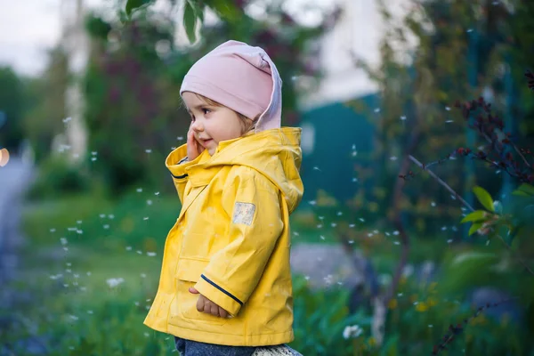 Pequena Menina Bonita Boné Rosa Uma Jaqueta Amarela Senta Campo — Fotografia de Stock