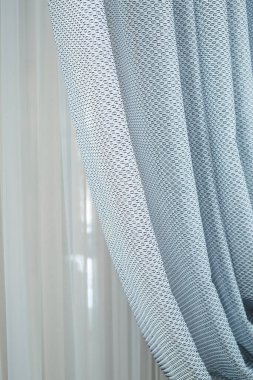 Pencere perdeleri, dairenin klasik perdeleri.