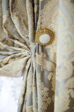 Pencere perdeleri, dairenin klasik perdeleri.