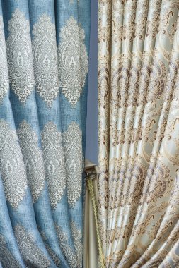 Pencereler için perdeler, daire için tül, kumaş mağazası.