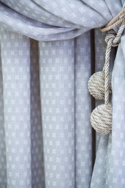 Pencereler için perdeler, daire için tül, kumaş mağazası.