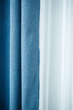 Pencereler için perdeler, daire için tül, kumaş mağazası.