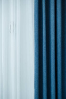 Pencereler için perdeler, daire için tül, kumaş mağazası.