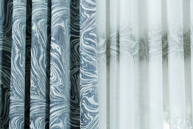 Pencereler için perdeler, daire için tül, kumaş mağazası.