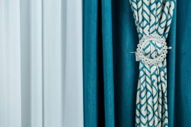 Perdenin arkasını kapatın. Pencerenin yanındaki perdenin bir parçası. Pencereler için araç