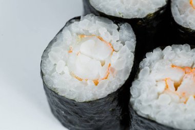 Japon yemeği. Karidesli börek, taze pirinç ve taze karides..