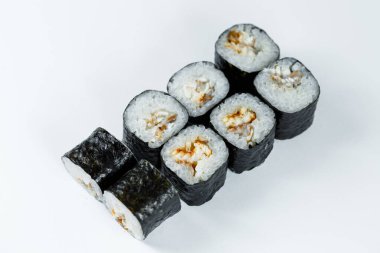 Geleneksel Japon yemekleri. Taze ton balığı, krem peynir ve soya soslu suşi ruloları.