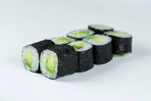 Comida Japonesa Rolos Com Abacate Maduro Arroz Fresco Com Legumes — Fotografia de Stock