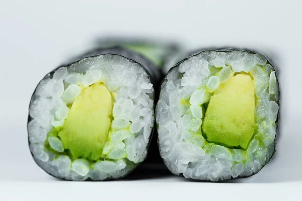 日本食 熟したアボカドとロール 海苔で野菜と新鮮な米 ベジタリアンロール — ストック写真