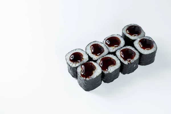 Comida Tradicional Japonesa Rolos Sushi Com Abacate Atum Fresco Queijo — Fotografia de Stock