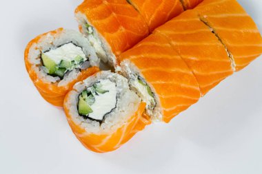 Suşi Philadelphia klasiği, taze somon ve krem peynirli. Japon geleneksel yemekleri