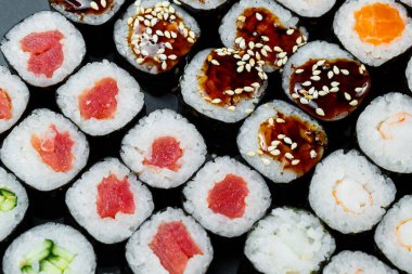 Japon yemeği. Olgun avokado, kırmızı balık, somon balığı, Norveç 'te taze sebzeli pilav. Ekranlarla ayarla