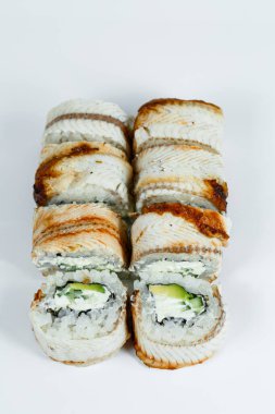 Geleneksel Japon yemekleri. Suşi Philadelphia klasiğini taze yılan balığı, krem peynir ve havyarla yuvarlıyor.