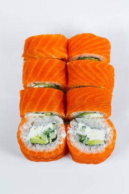 Suşi Philadelphia klasiği, taze somon ve krem peynirli. Japon geleneksel yemekleri