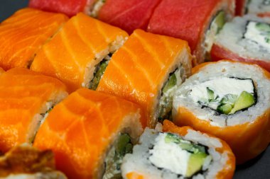Geleneksel Japon yemekleri. Suşi ruloları, taze somon, avokado, krem peynir ve soya sosuyla Philadelphia.