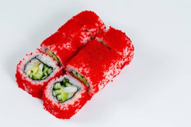 Geleneksel Japon yemekleri. Suşi Philadelphia 'yı taze avokado havyarı ve krem peynirli sarıyor.