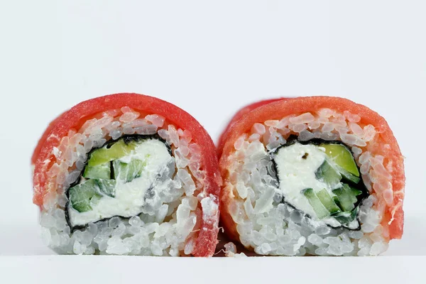 Comida Tradicional Japonesa Rolos Sushi Filadélfia Com Caviar Abacate Fresco — Fotografia de Stock