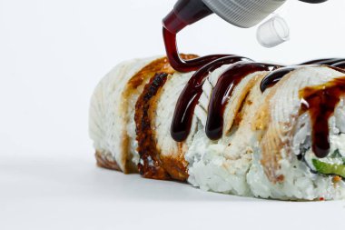 Japon yemeği suşisi, yılanbalığı ve krem peynirli unagi soslu.