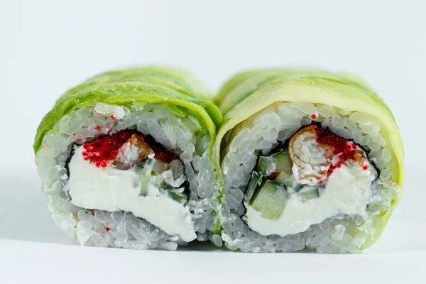 Aziatische Sushi Roll Met Zalm Geïsoleerd Witte Achtergrond Japans Gerecht — Stockfoto