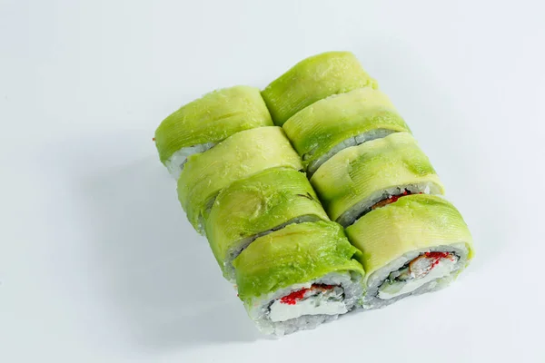 Aziatische Sushi Roll Met Zalm Geïsoleerd Witte Achtergrond Japans Gerecht — Stockfoto