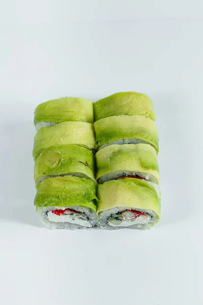 Aziatische Sushi Roll Met Zalm Geïsoleerd Witte Achtergrond Japans Gerecht — Stockfoto