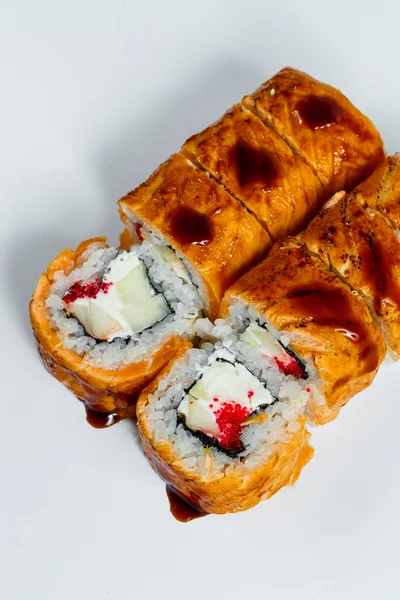 Sushi Gulung Makanan Jepang Dengan Alpukat Ikan Segar Dan Kaviar — Stok Foto