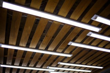 Uzun beyaz lambalı ahşap tavan