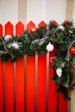 Ağaçta yeni yıl oyuncakları, yeni yıl çelenkleri