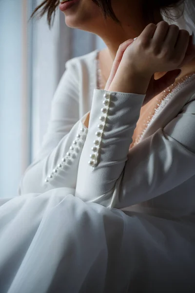 Weiße Knöpfe Ärmel Eines Mädchens Hochzeitskleid Tiefer Ausschnitt — Stockfoto