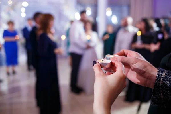 Membakar Lilin Tangan Pengantin Baru — Stok Foto