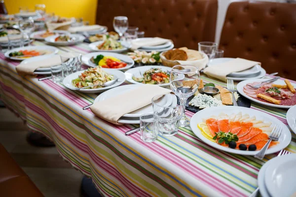 Mesa Restaurante Platos Platos Blancos Banquete Festivo —  Fotos de Stock