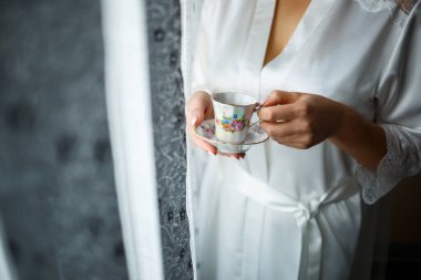 Gelin hanım düğün sabahı kahve içer.