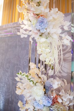 Düğün kemeri ve düğün günü yeni evliler için güzel süslemeler.