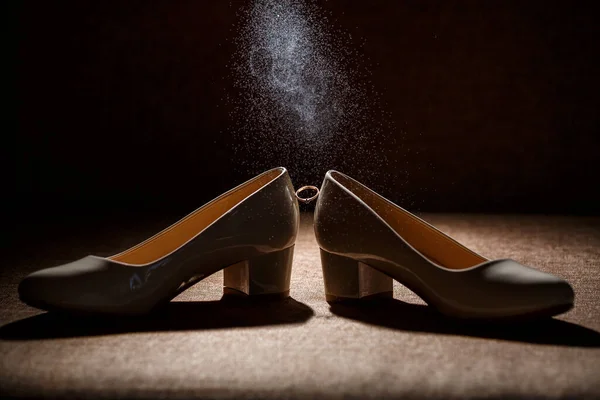 Anillo Boda Oro Con Zapatos Mujer Día Boda — Foto de Stock