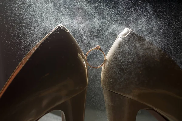 Anillo Boda Oro Con Zapatos Mujer Día Boda — Foto de Stock