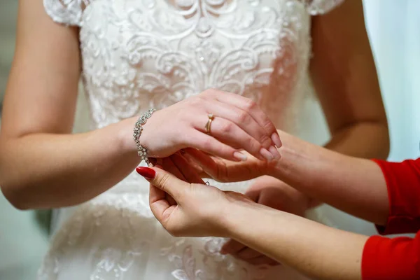 Bruid Zet Bruiloft Sieraden Trouwdag — Stockfoto