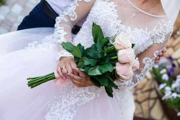 Bruid Witte Jurk Houdt Een Boeket Bloemen — Stockfoto