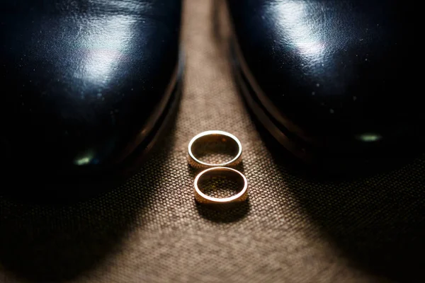 Fedi Nuziali Oro Degli Sposi Trovano Accanto Scarpe Uomo Sposo — Foto Stock