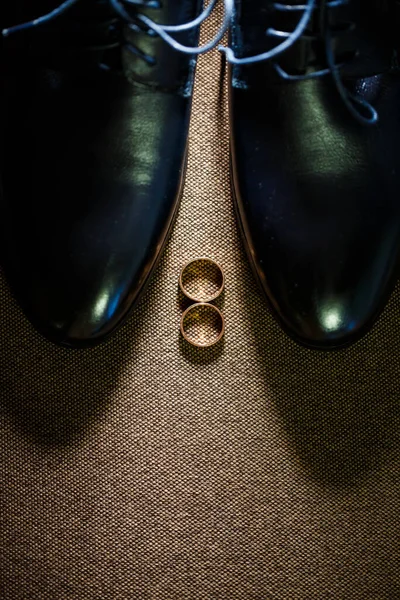 Yeni Evlilerin Altın Alyansları Damat Için Erkek Ayakkabılarının Yanında Duruyor — Stok fotoğraf