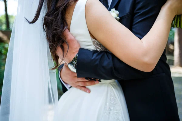 Braut Und Bräutigam Umarmen Sich Hochzeitstag — Stockfoto