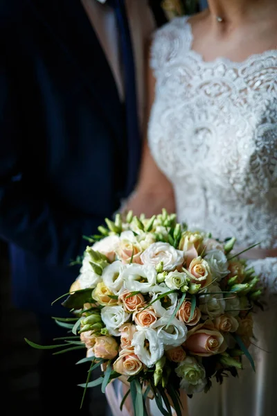 Braut Kuschelt Hochzeitstag Mit Bräutigam — Stockfoto