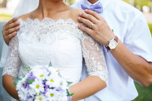 Braut Und Bräutigam Umarmen Sich Hochzeitstag — Stockfoto