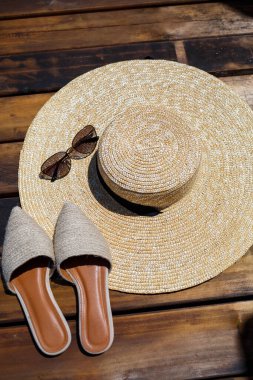 Kadın katırı şapkası ve güneş gözlüğü, tatile hazır.