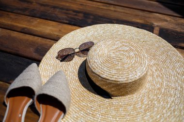 Kadın katırı şapkası ve güneş gözlüğü, tatile hazır.