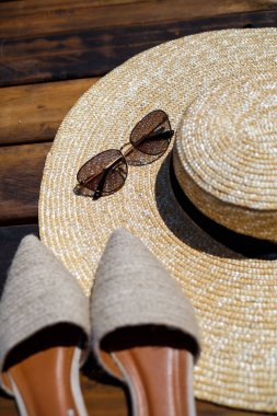 Kadın katırı şapkası ve güneş gözlüğü, tatile hazır.